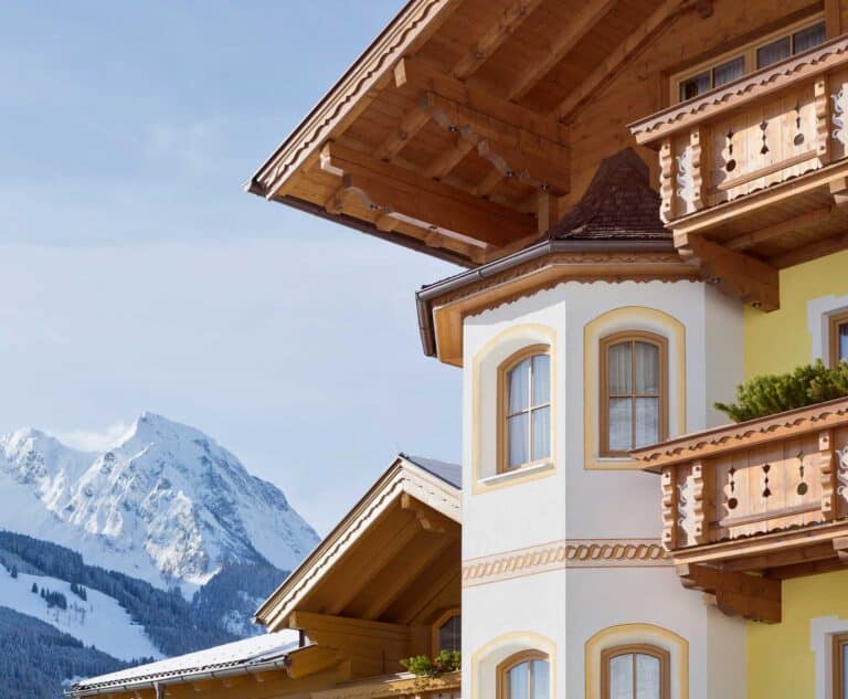 Blick auf die verschneiten Berge