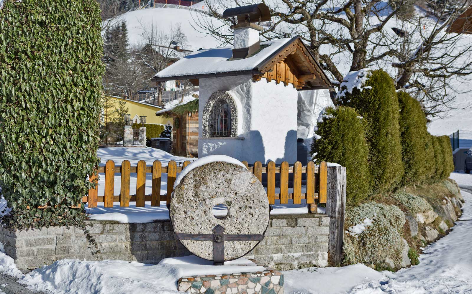 Alter Mühlenstein vor dem Hotel