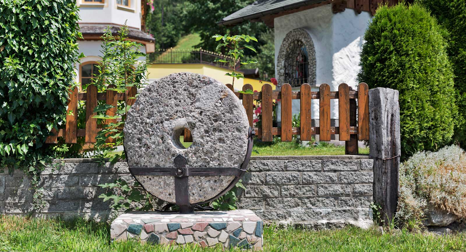 Alter Mühlenstein vor dem Hotel