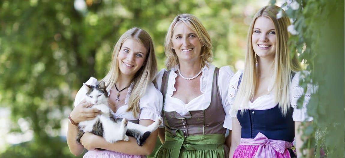 Alexandra, Brigitte, Magdalena und Hotel-Katze Bizi