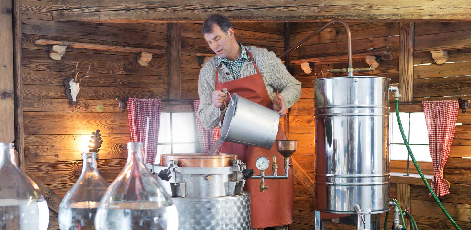 Paul beim Schnapsbrennen