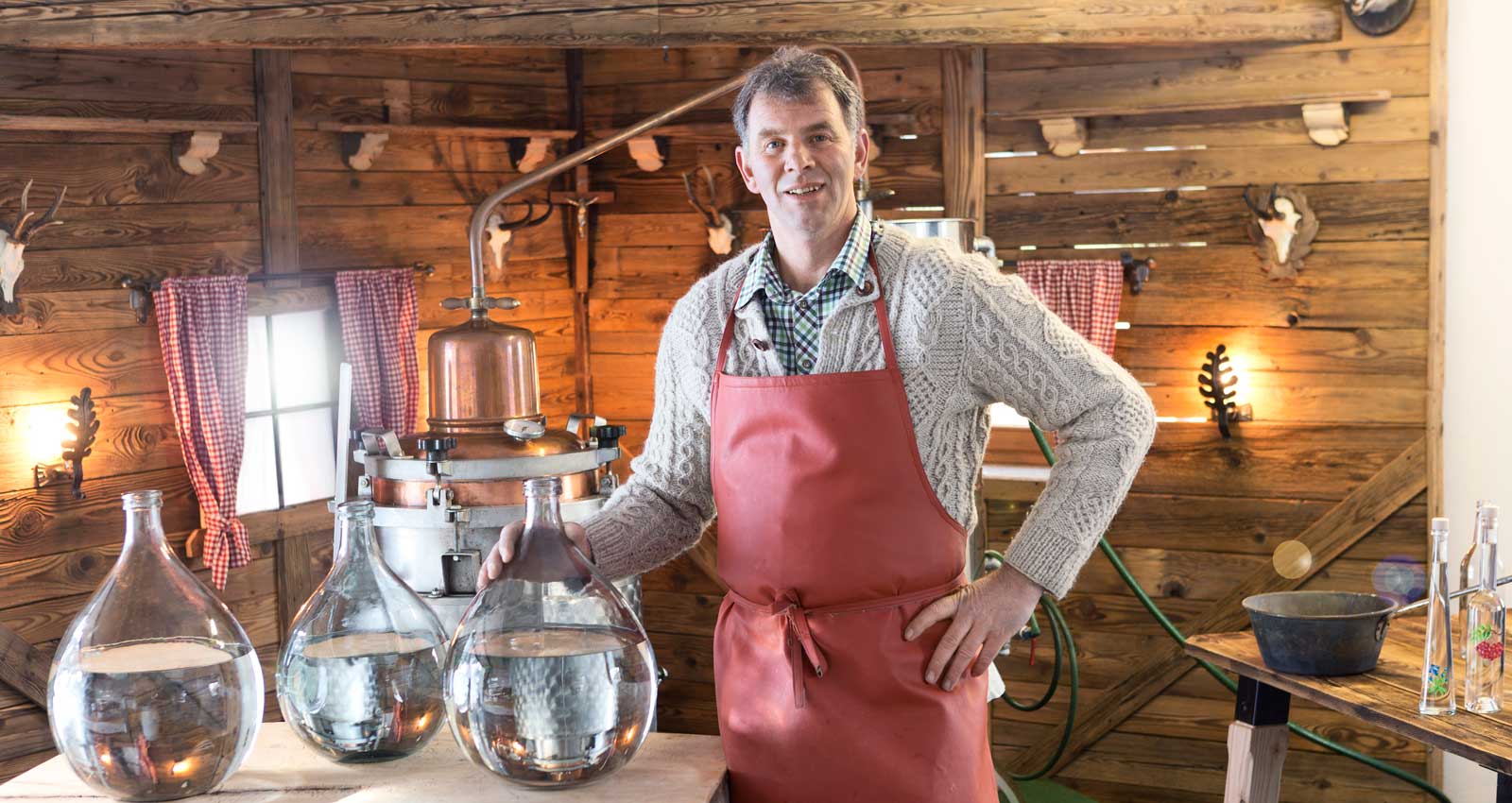 Paul - der Chef des Hauses beim Schnapsbrennen