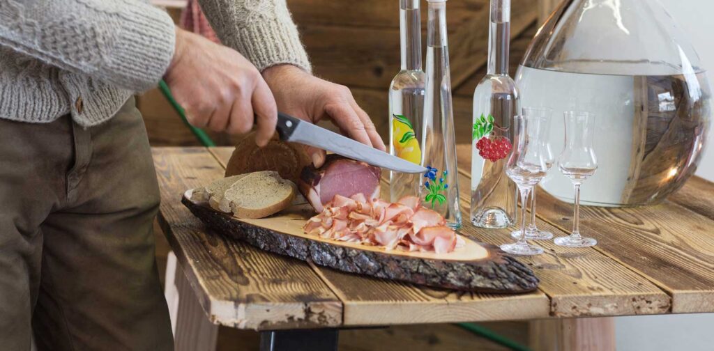 Schnaps und Speck aus der eigenen Erzeugung