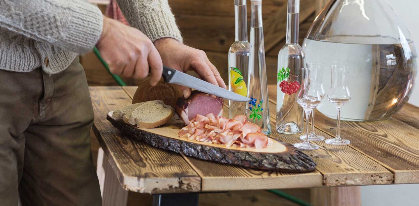 Schnaps und Speck aus der eigenen Erzeugung