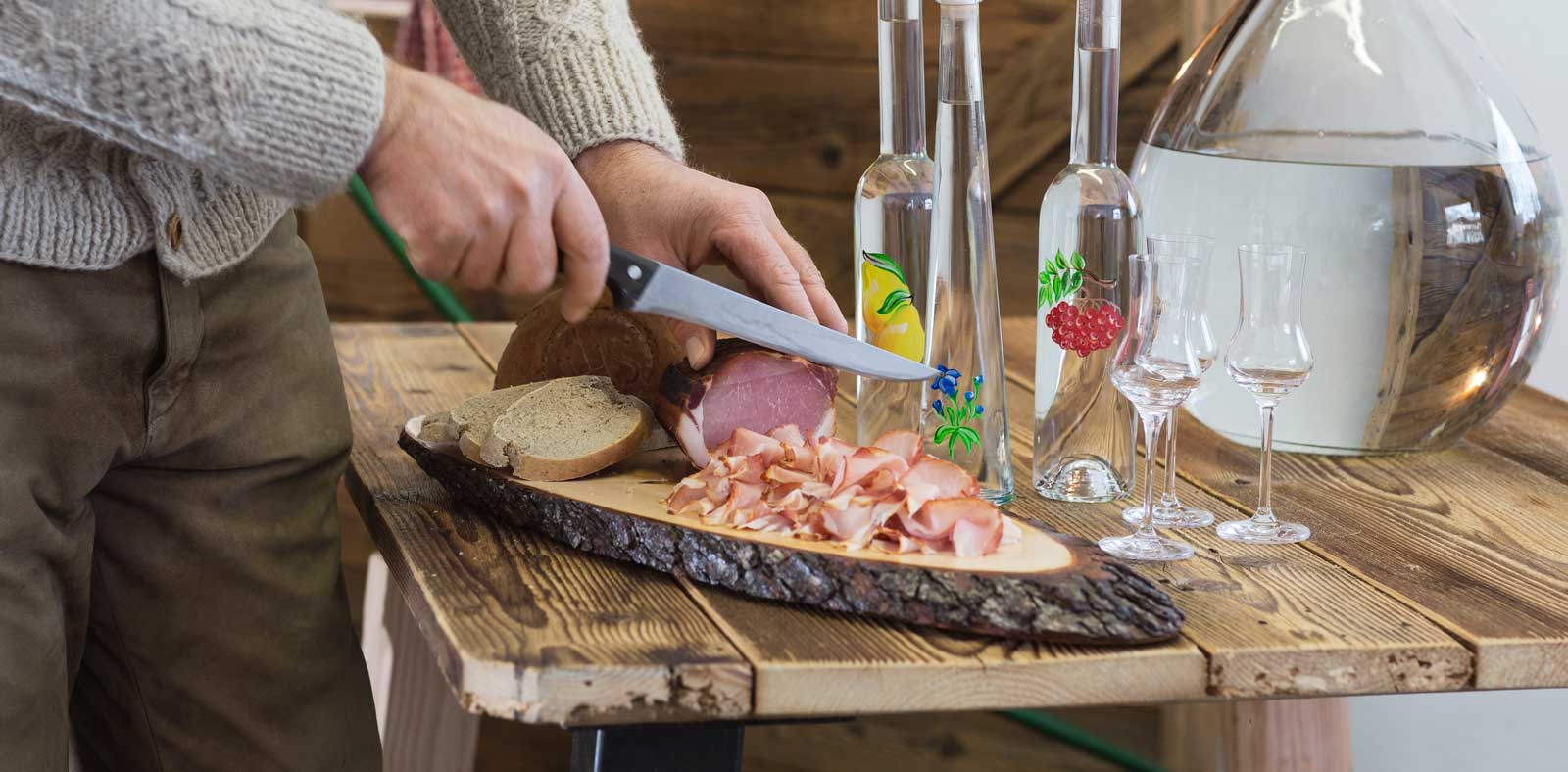 Schnaps und Speck aus der eigenen Erzeugung