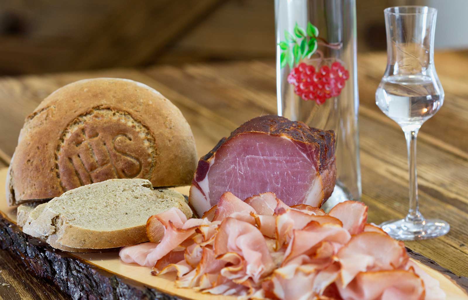 Köstlicher Schnaps und selbstgeräucherter Speck