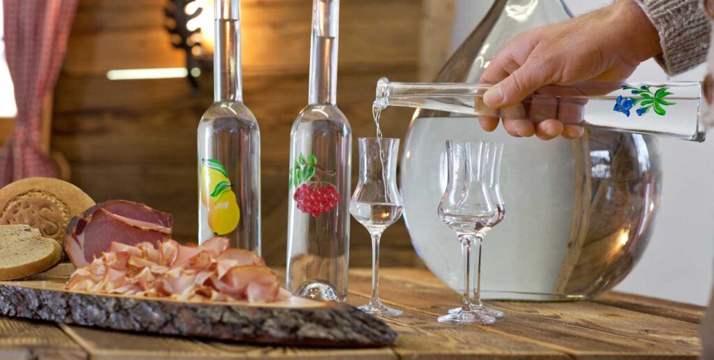 Hausgemachter Schnaps und Speck