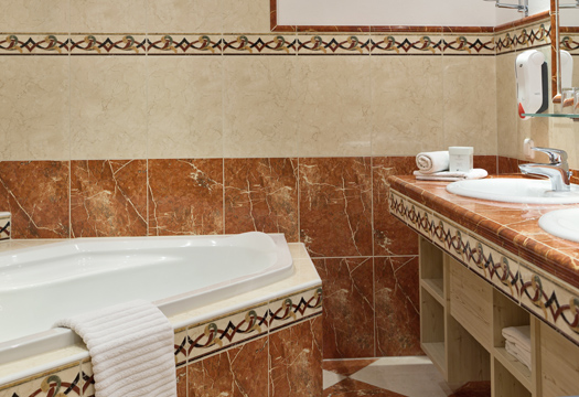 Badezimmer mit Eckbadewanne