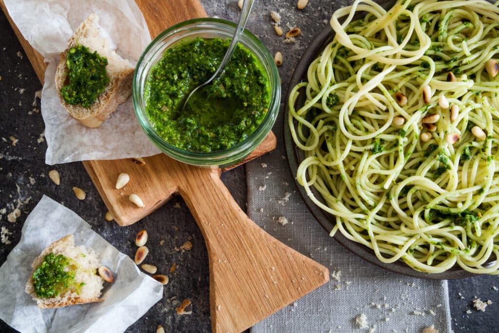 Ramsons pesto with pasta and bread